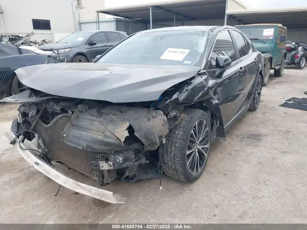 4T1B11HK2JU587406 2018 TOYOTA CAMRY - Image 2