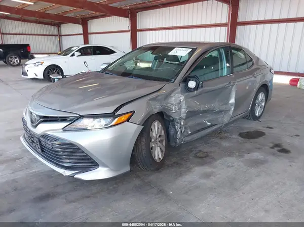 4T1B11HK2JU590306 2018 TOYOTA CAMRY - Image 2