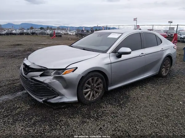 4T1B11HK2JU590757 2018 TOYOTA CAMRY - Image 2