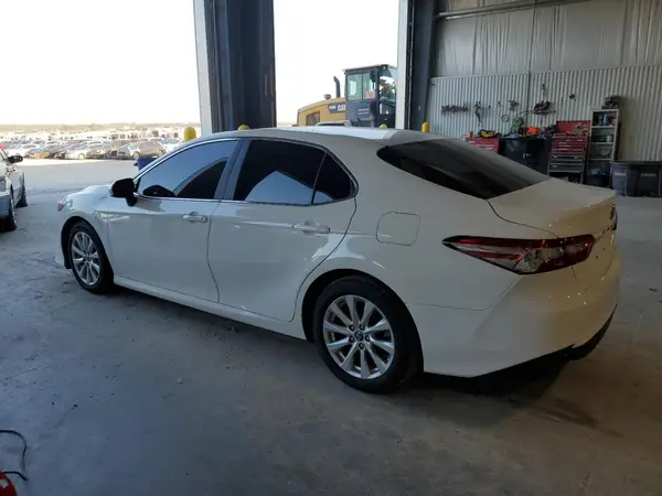 4T1B11HK2JU595201 2018 TOYOTA CAMRY - Image 2