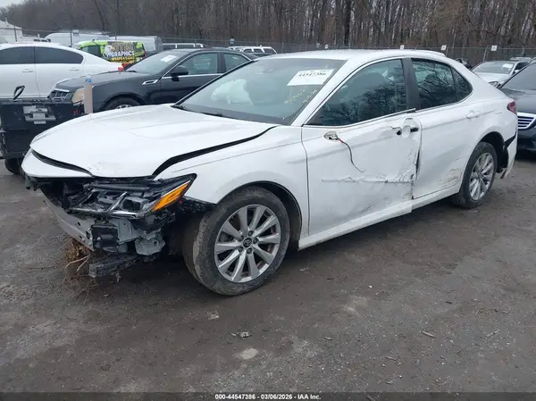 4T1B11HK2JU596221 2018 TOYOTA CAMRY - Image 2