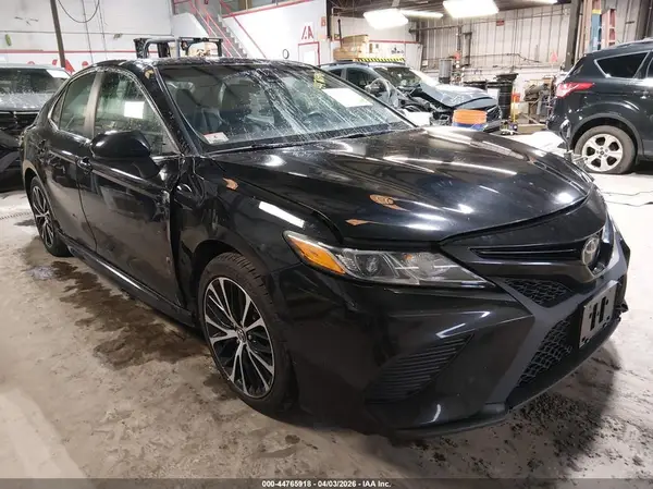 4T1B11HK2JU597028 2018 TOYOTA CAMRY - Image 1