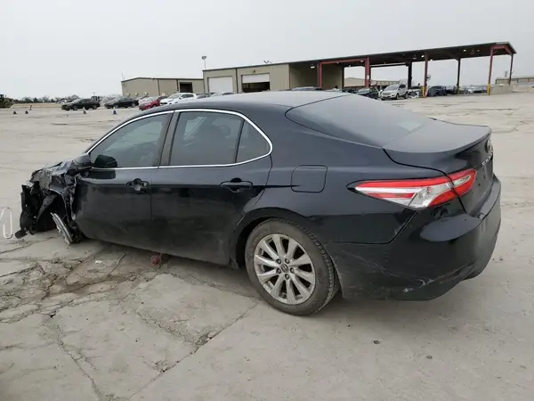 4T1B11HK2JU597076 2018 TOYOTA CAMRY - Image 2