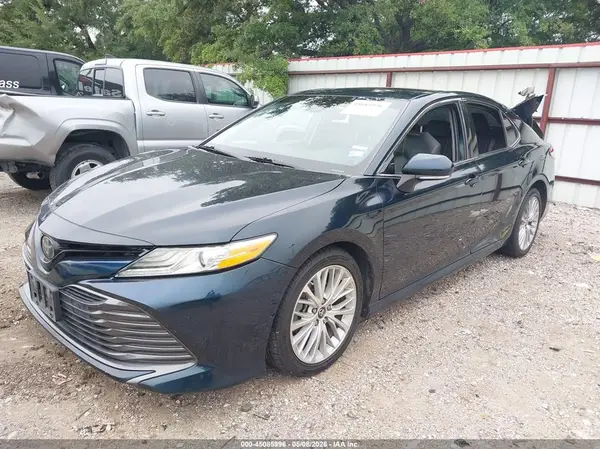 4T1B11HK2JU602681 2018 TOYOTA CAMRY - Image 2