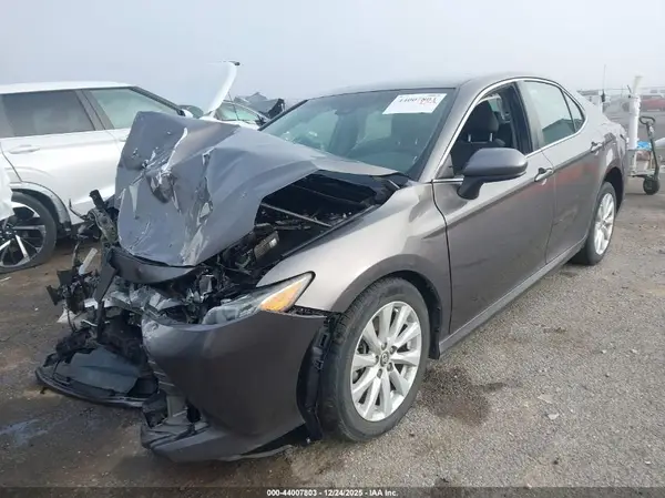4T1B11HK2JU603863 2018 TOYOTA CAMRY - Image 2