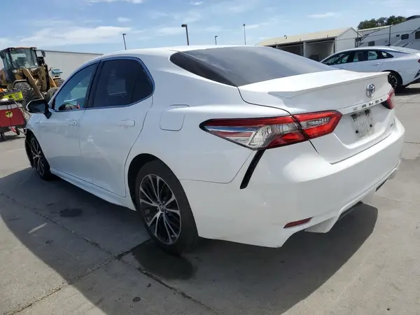 4T1B11HK2JU604799 2018 TOYOTA CAMRY - Image 2