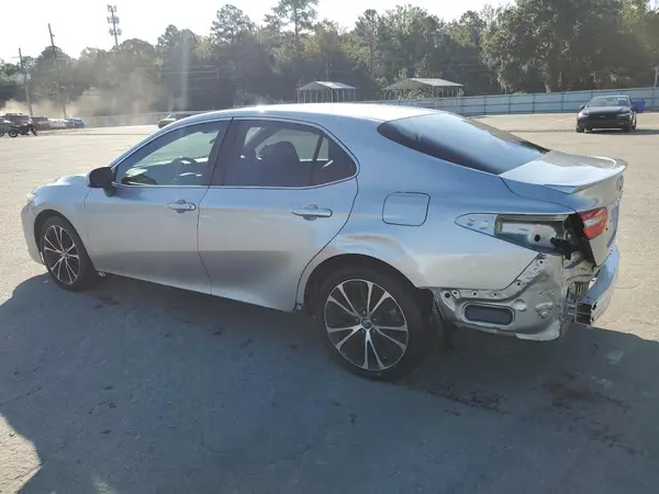 4T1B11HK2JU605709 2018 TOYOTA CAMRY - Image 2