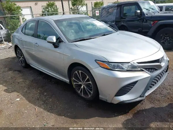 4T1B11HK2JU606908 2018 TOYOTA CAMRY - Image 1