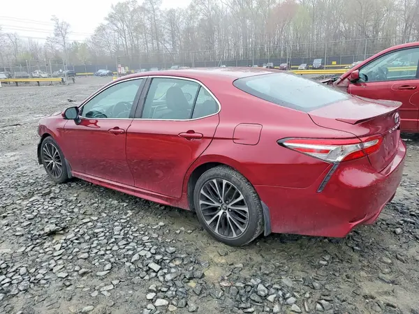 4T1B11HK2JU607069 2018 TOYOTA CAMRY - Image 2