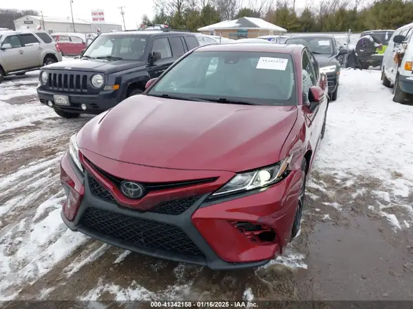 4T1B11HK2JU607315 2018 TOYOTA CAMRY - Image 2