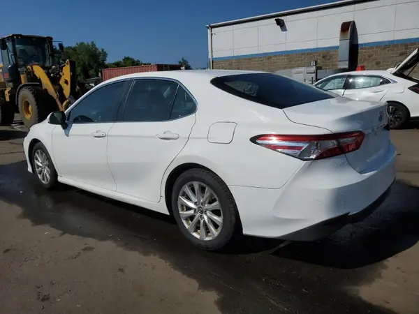 4T1B11HK2JU609646 2018 TOYOTA CAMRY - Image 2