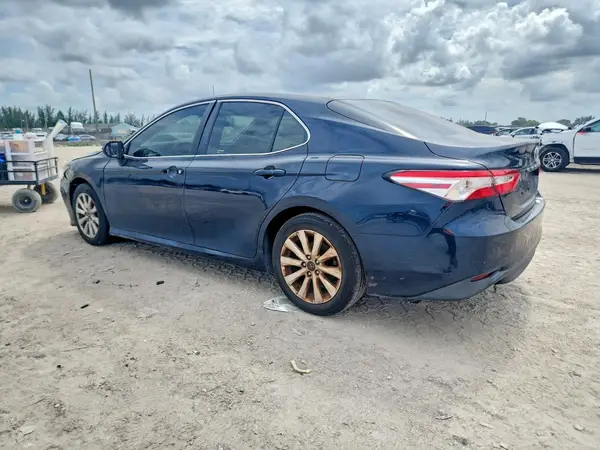 4T1B11HK2JU609761 2018 TOYOTA CAMRY - Image 2