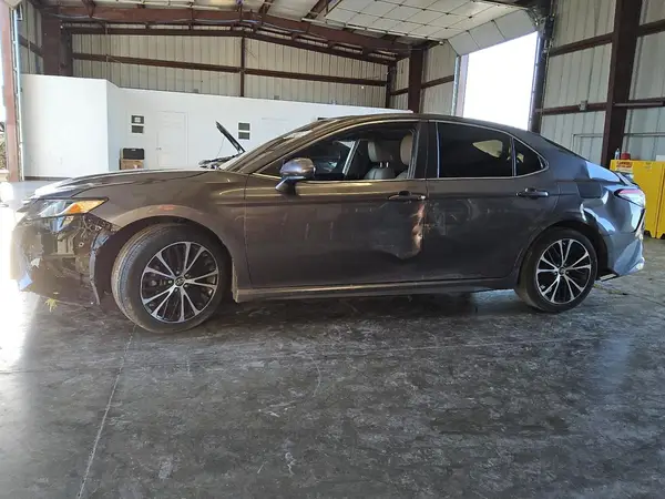 4T1B11HK2JU610084 2018 TOYOTA CAMRY - Image 1
