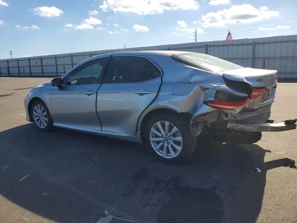 4T1B11HK2JU611073 2018 TOYOTA CAMRY - Image 2