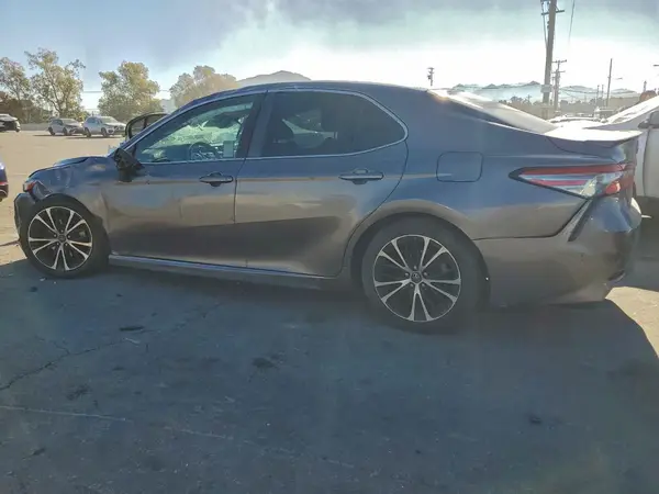 4T1B11HK2JU611445 2018 TOYOTA CAMRY - Image 2