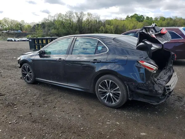 4T1B11HK2JU613695 2018 TOYOTA CAMRY - Image 2