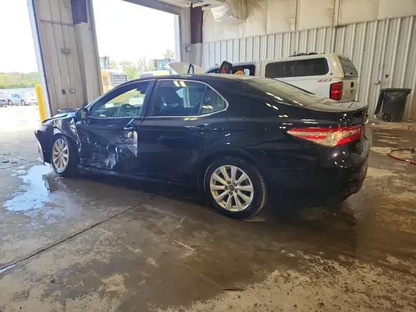 4T1B11HK2JU613812 2018 TOYOTA CAMRY - Image 2