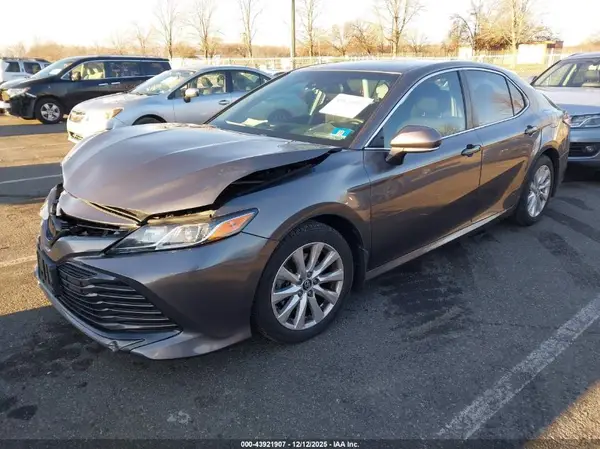 4T1B11HK2JU613888 2018 TOYOTA CAMRY - Image 2