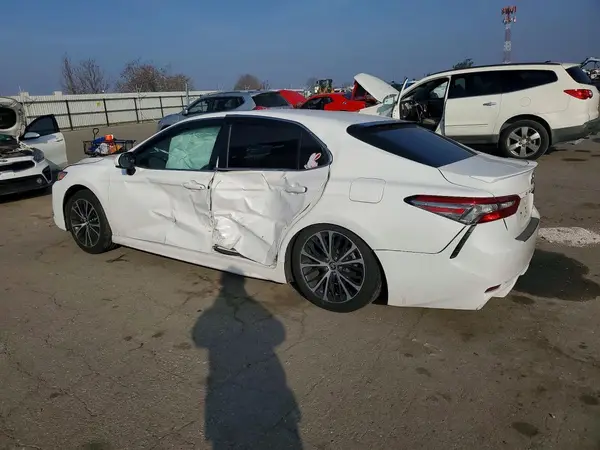 4T1B11HK2JU613972 2018 TOYOTA CAMRY - Image 2
