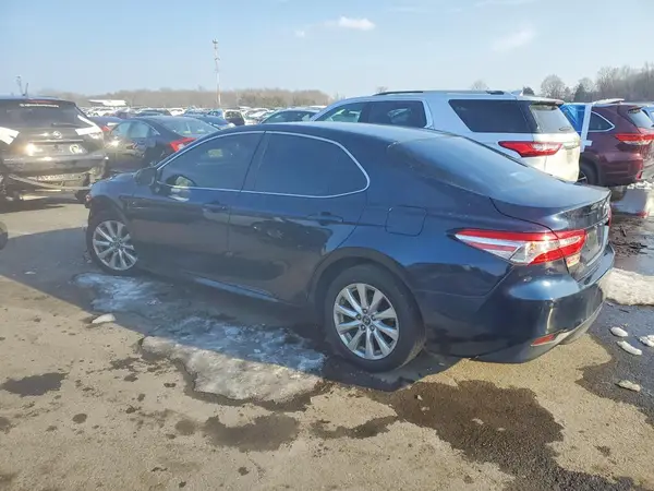 4T1B11HK2JU616631 2018 TOYOTA CAMRY - Image 2