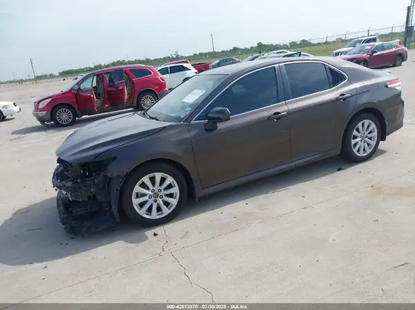 4T1B11HK2JU622428 2018 TOYOTA CAMRY - Image 2