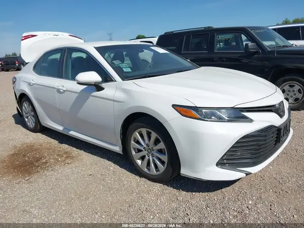 4T1B11HK2JU624339 2018 TOYOTA CAMRY - Image 1