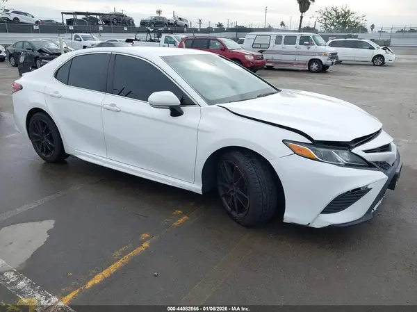 4T1B11HK2JU625667 2018 TOYOTA CAMRY - Image 1