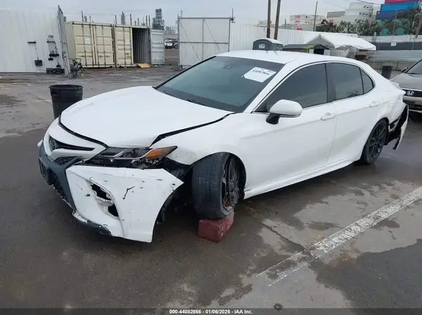 4T1B11HK2JU625667 2018 TOYOTA CAMRY - Image 2