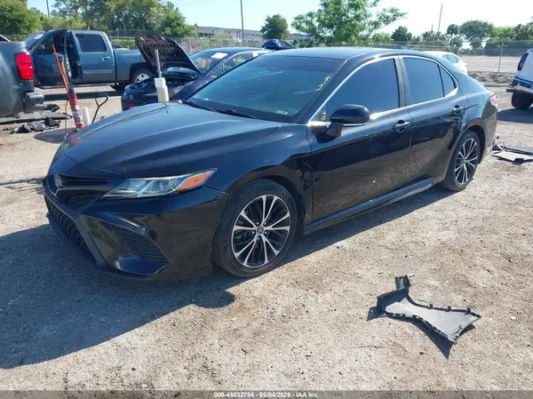 4T1B11HK2JU626818 2018 TOYOTA CAMRY - Image 2