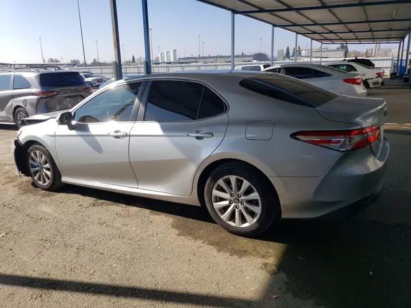 4T1B11HK2JU627242 2018 TOYOTA CAMRY - Image 2