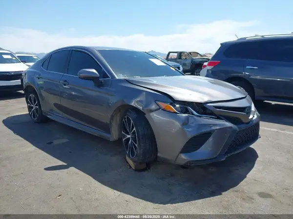 4T1B11HK2JU629279 2018 TOYOTA CAMRY - Image 1
