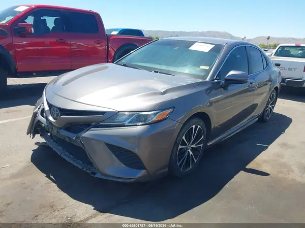 4T1B11HK2JU630674 2018 TOYOTA CAMRY - Image 2