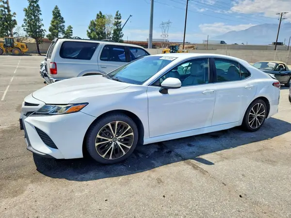 4T1B11HK2JU630951 2018 TOYOTA CAMRY - Image 1