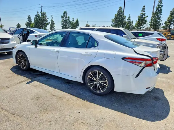 4T1B11HK2JU630951 2018 TOYOTA CAMRY - Image 2
