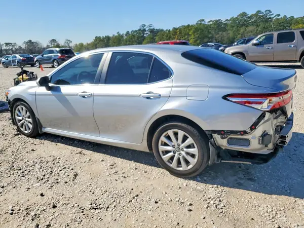 4T1B11HK2JU632702 2018 TOYOTA CAMRY - Image 2