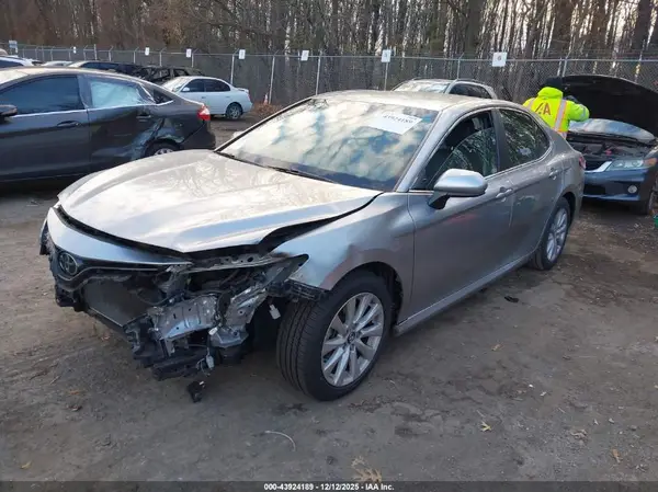 4T1B11HK2JU632862 2018 TOYOTA CAMRY - Image 2