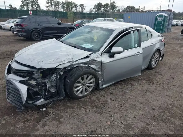 4T1B11HK2JU632957 2018 TOYOTA CAMRY - Image 2