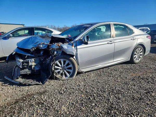 4T1B11HK2JU635700 2018 TOYOTA CAMRY - Image 1