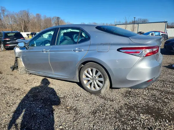 4T1B11HK2JU635700 2018 TOYOTA CAMRY - Image 2