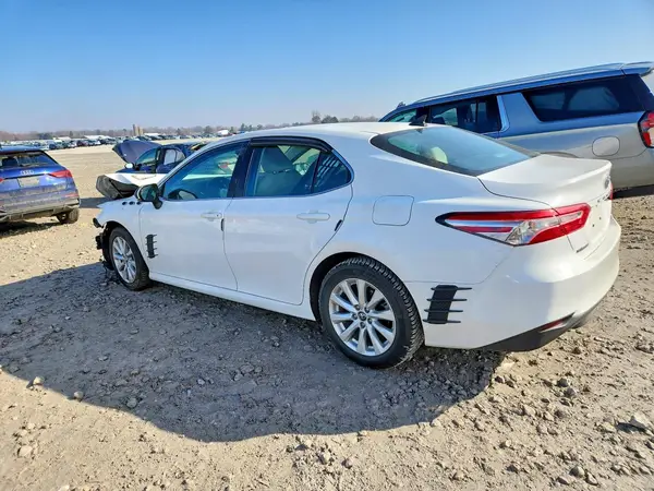 4T1B11HK2JU638600 2018 TOYOTA CAMRY - Image 2
