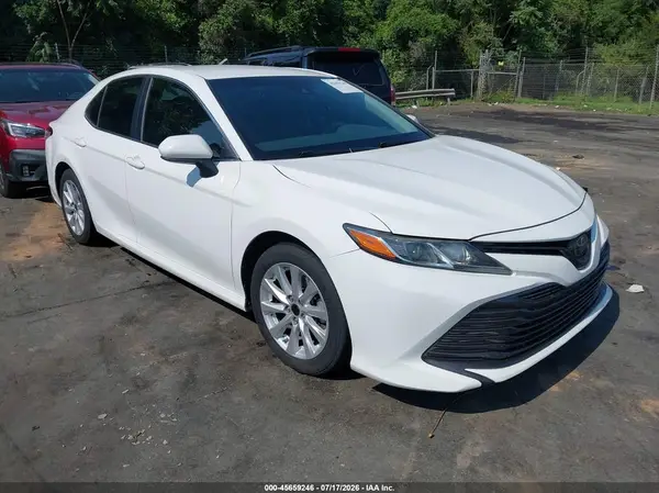 4T1B11HK2JU638676 2018 TOYOTA CAMRY - Image 1