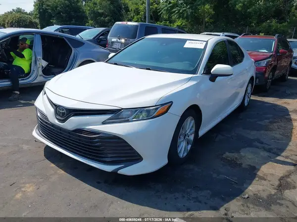 4T1B11HK2JU638676 2018 TOYOTA CAMRY - Image 2