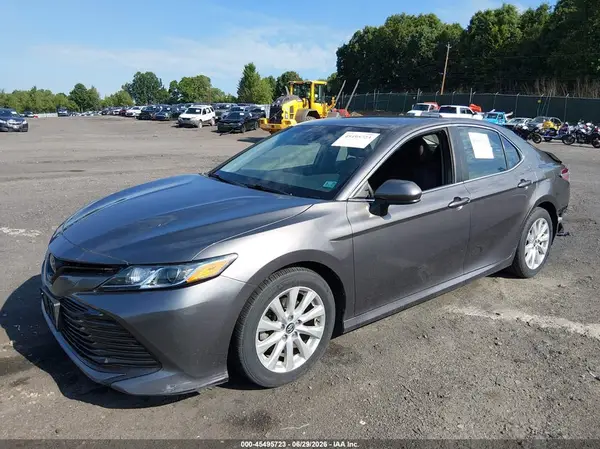 4T1B11HK2JU640265 2018 TOYOTA CAMRY - Image 2