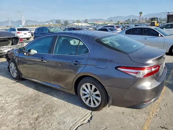 4T1B11HK2JU641674 2018 TOYOTA CAMRY - Image 2