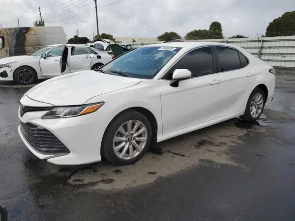 4T1B11HK2JU644140 2018 TOYOTA CAMRY - Image 1