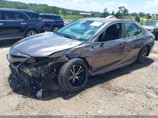 4T1B11HK2JU644400 2018 TOYOTA CAMRY - Image 2