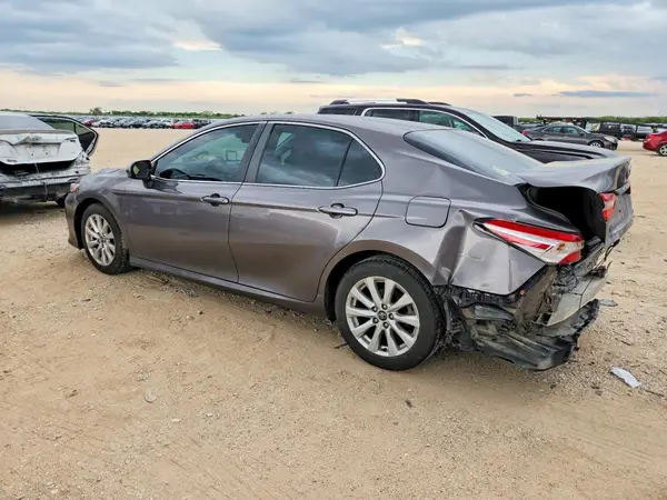 4T1B11HK2JU644526 2018 TOYOTA CAMRY - Image 2