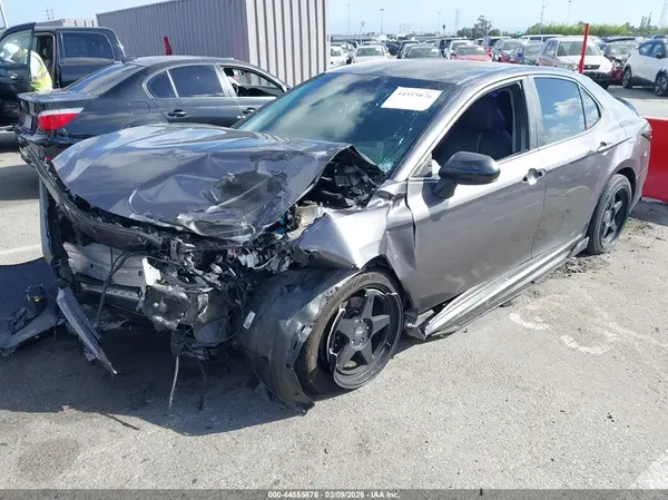 4T1B11HK2JU645076 2018 TOYOTA CAMRY - Image 2