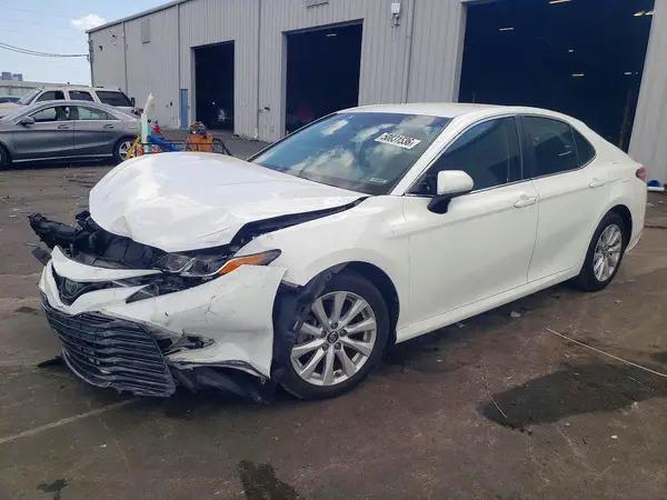 4T1B11HK2JU645725 2018 TOYOTA CAMRY - Image 1
