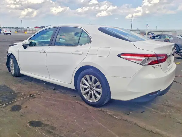 4T1B11HK2JU645725 2018 TOYOTA CAMRY - Image 2